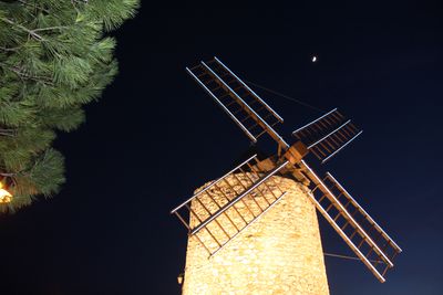 vue de nuit d'un moulin - Agrandir l'image, .JPG 2,1 Mo (fenêtre modale)
