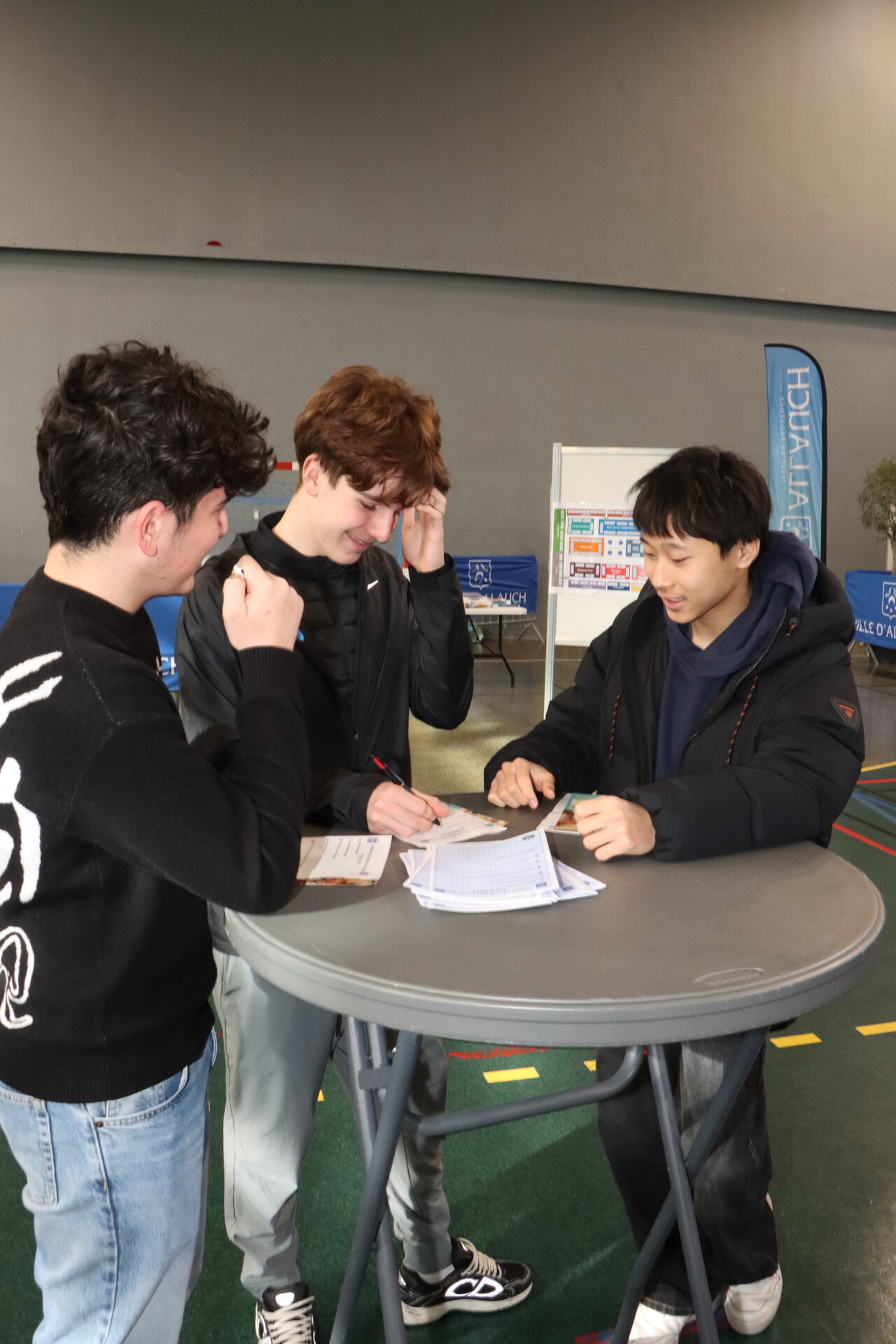 290 élèves de 4ème et de 3ème du collège Yves-Montand et 110 élèves de seconde du lycée Monte-Cristo d’Allauch ont participé, jeudi 5 février au gymnase Tommasi, à la 4ème édition du Forum des métiers et de l’orientation organisé par la Ville d’Allauch.