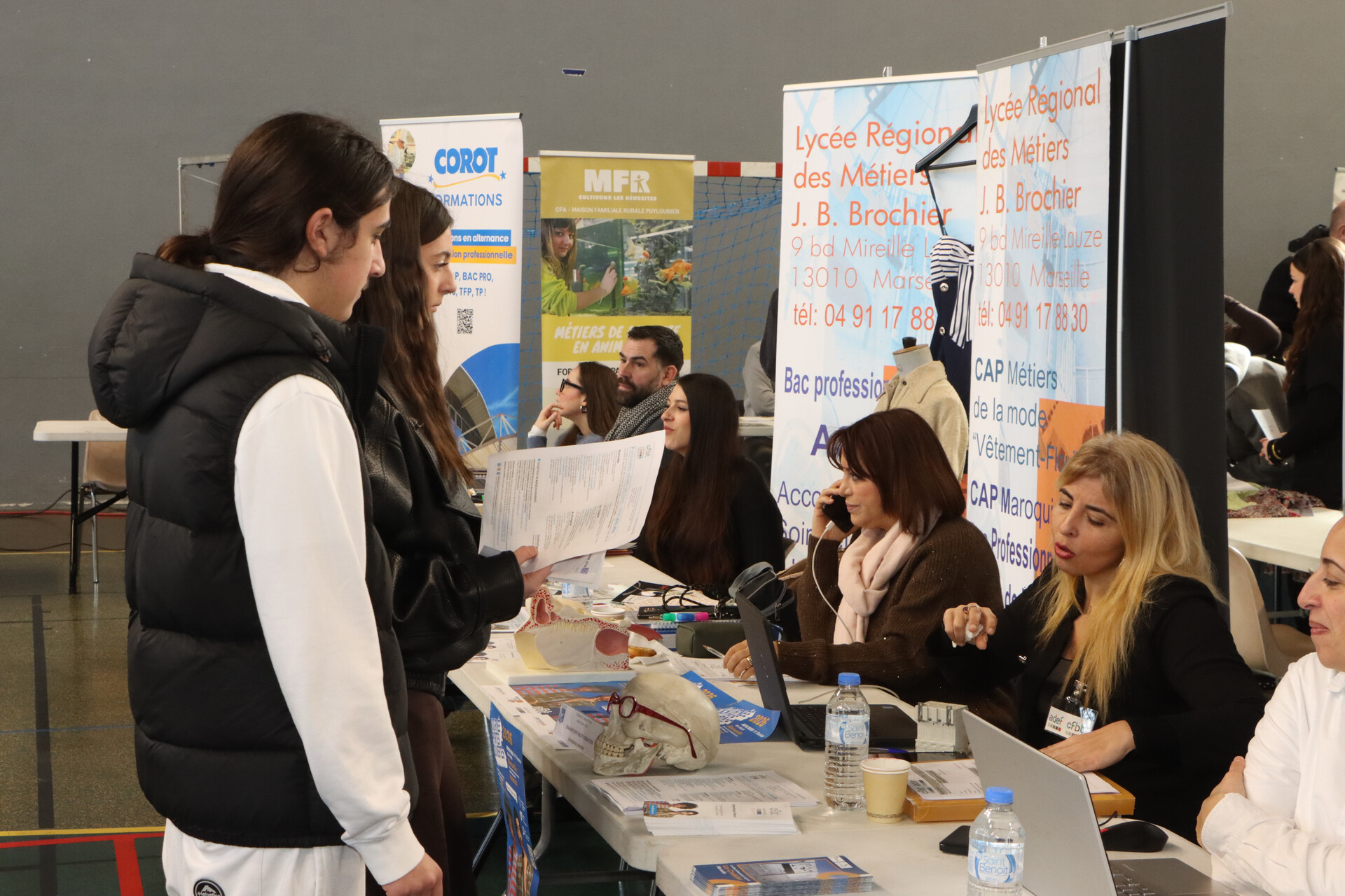 290 élèves de 4ème et de 3ème du collège Yves-Montand et 110 élèves de seconde du lycée Monte-Cristo d’Allauch ont participé, jeudi 5 février au gymnase Tommasi, à la 4ème édition du Forum des métiers et de l’orientation organisé par la Ville d’Allauch.