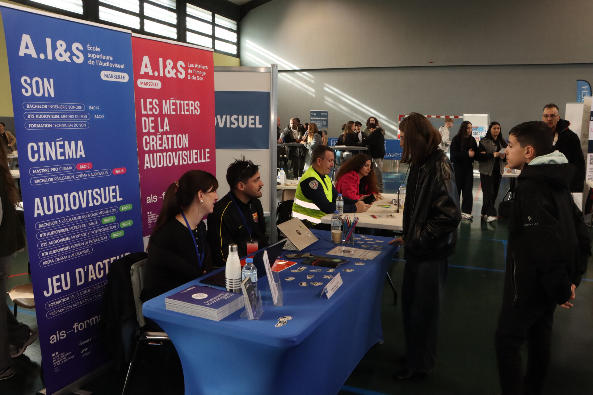 290 élèves de 4ème et de 3ème du collège Yves-Montand et 110 élèves de seconde du lycée Monte-Cristo d’Allauch ont participé, jeudi 5 février au gymnase Tommasi, à la 4ème édition du Forum des métiers et de l’orientation organisé par la Ville d’Allauch.