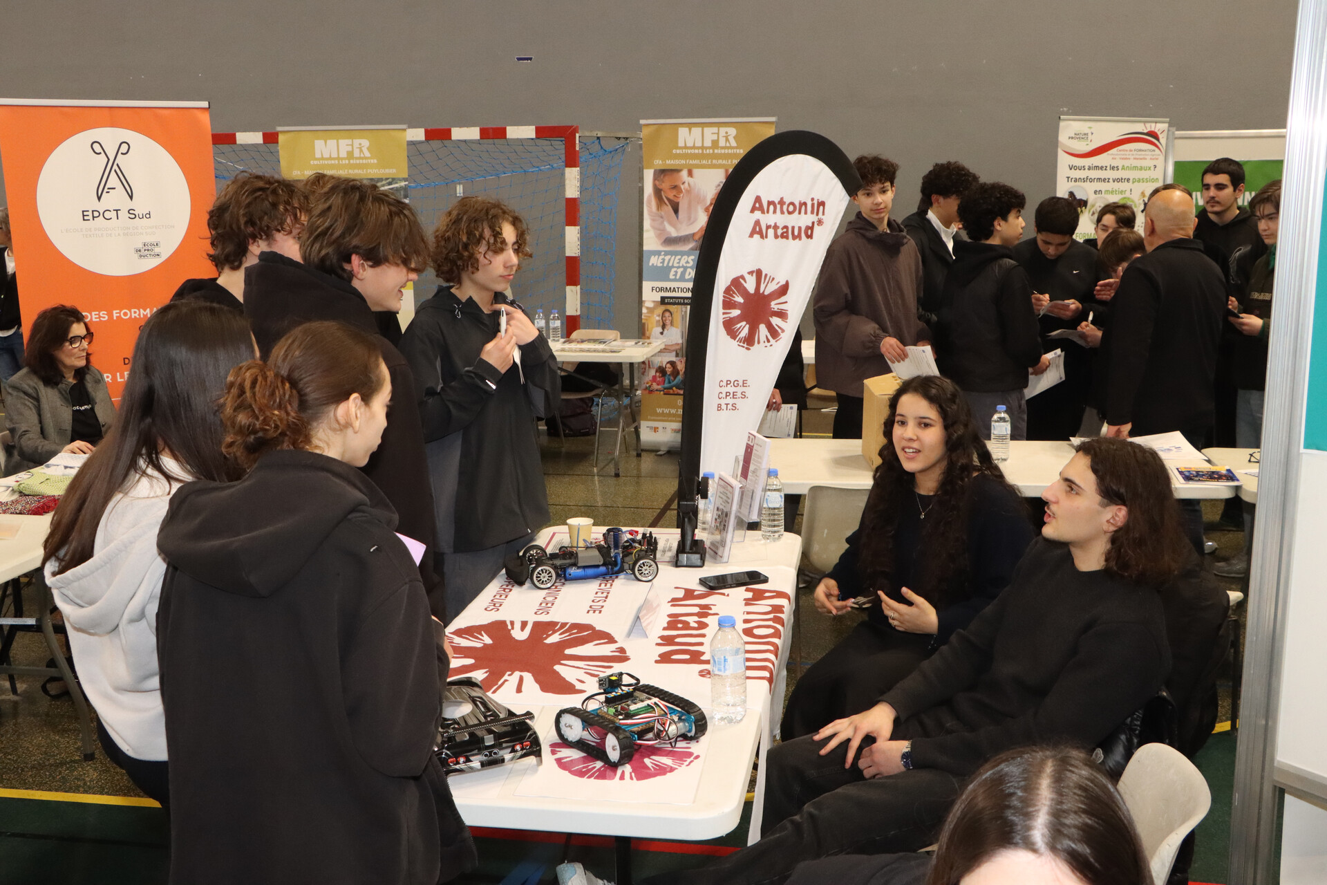 290 élèves de 4ème et de 3ème du collège Yves-Montand et 110 élèves de seconde du lycée Monte-Cristo d’Allauch ont participé, jeudi 5 février au gymnase Tommasi, à la 4ème édition du Forum des métiers et de l’orientation organisé par la Ville d’Allauch.