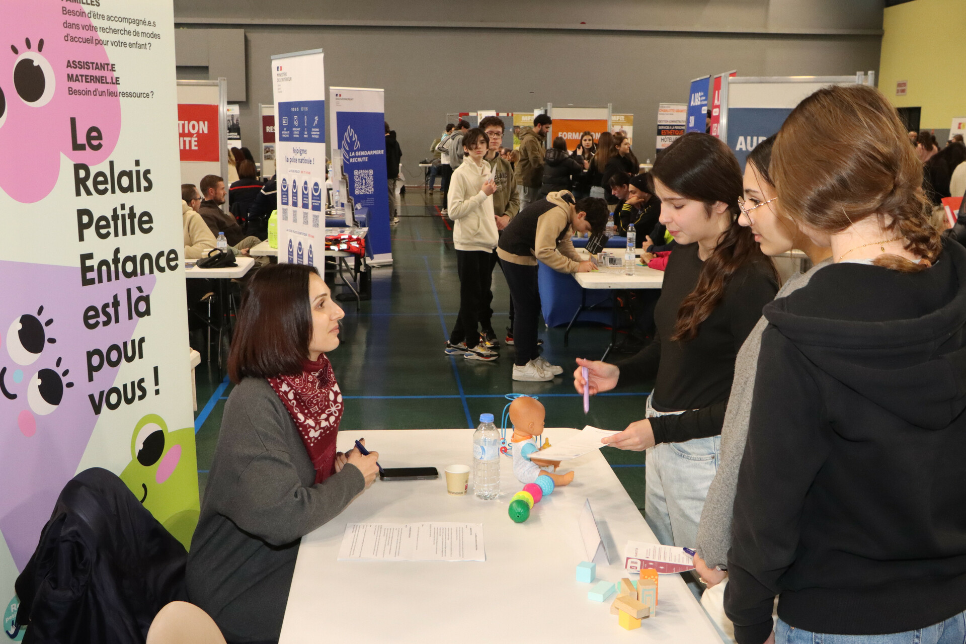 290 élèves de 4ème et de 3ème du collège Yves-Montand et 110 élèves de seconde du lycée Monte-Cristo d’Allauch ont participé, jeudi 5 février au gymnase Tommasi, à la 4ème édition du Forum des métiers et de l’orientation organisé par la Ville d’Allauch.
