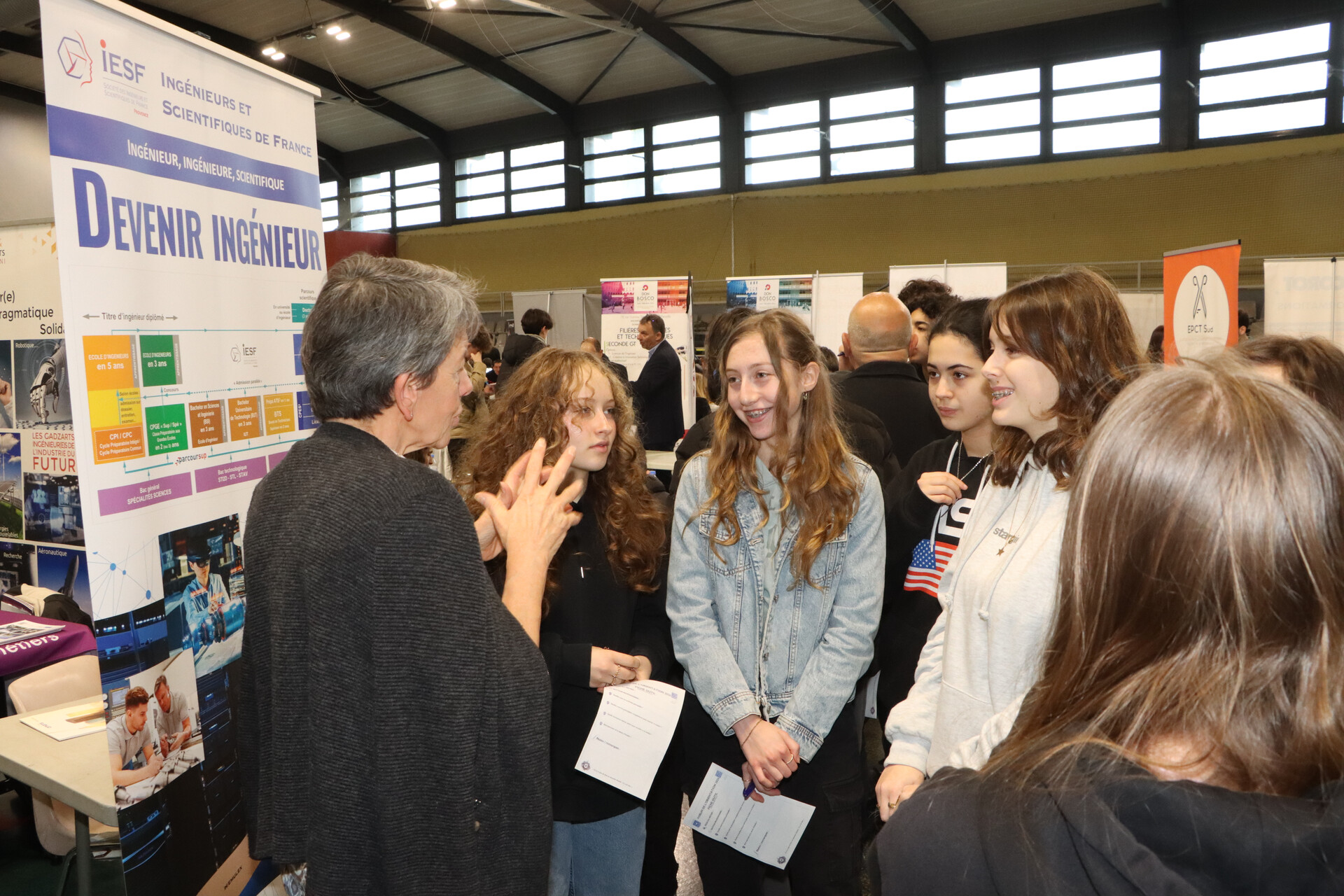 290 élèves de 4ème et de 3ème du collège Yves-Montand et 110 élèves de seconde du lycée Monte-Cristo d’Allauch ont participé, jeudi 5 février au gymnase Tommasi, à la 4ème édition du Forum des métiers et de l’orientation organisé par la Ville d’Allauch.