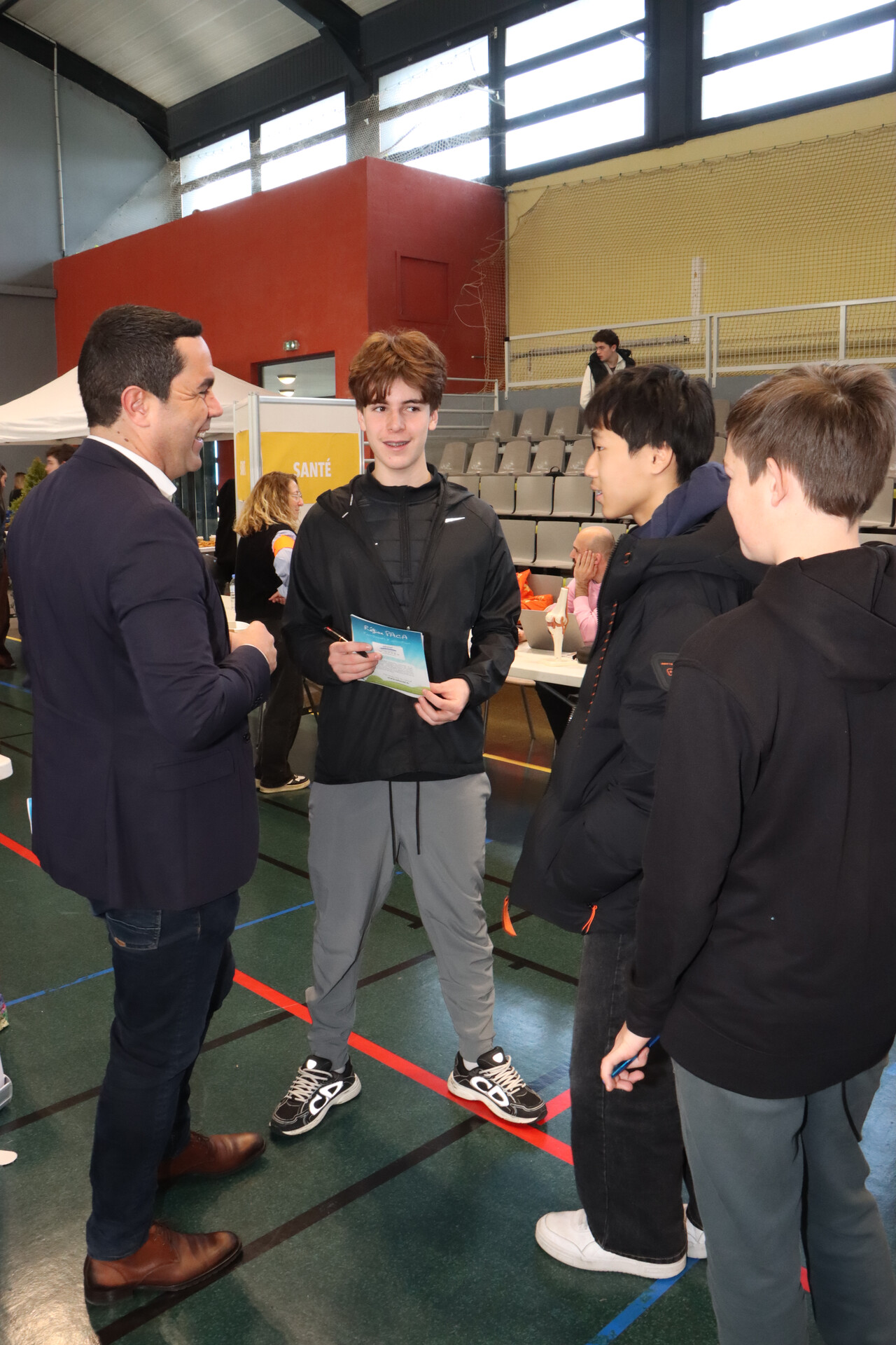 290 élèves de 4ème et de 3ème du collège Yves-Montand et 110 élèves de seconde du lycée Monte-Cristo d’Allauch ont participé, jeudi 5 février au gymnase Tommasi, à la 4ème édition du Forum des métiers et de l’orientation organisé par la Ville d’Allauch.