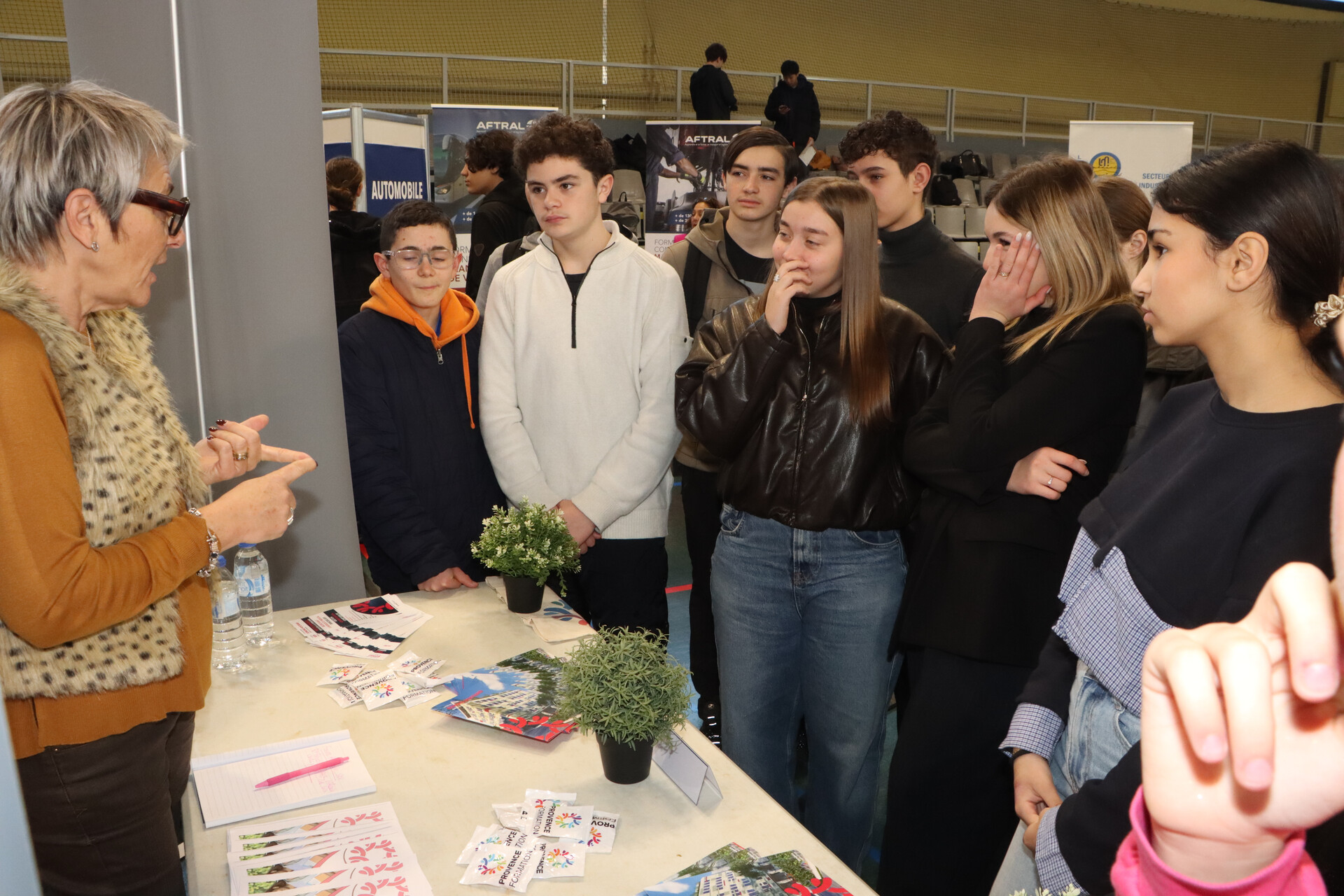 290 élèves de 4ème et de 3ème du collège Yves-Montand et 110 élèves de seconde du lycée Monte-Cristo d’Allauch ont participé, jeudi 5 février au gymnase Tommasi, à la 4ème édition du Forum des métiers et de l’orientation organisé par la Ville d’Allauch.