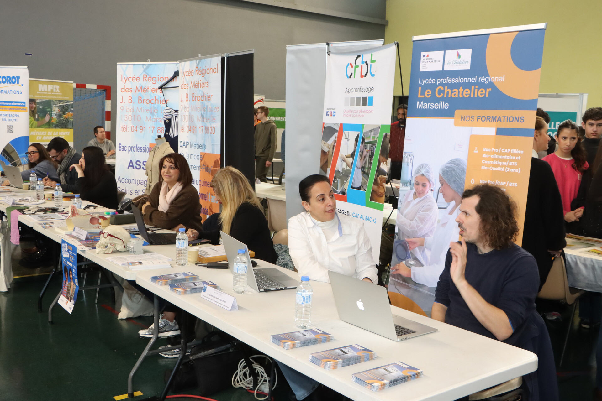 290 élèves de 4ème et de 3ème du collège Yves-Montand et 110 élèves de seconde du lycée Monte-Cristo d’Allauch ont participé, jeudi 5 février au gymnase Tommasi, à la 4ème édition du Forum des métiers et de l’orientation organisé par la Ville d’Allauch.