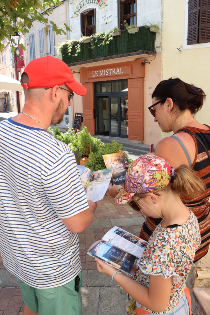 Marchez dans les pas de vos acteurs préférés de la série "Plus Belle La Vie, encore plus belle" et découvrez l'envers du décor grâce au circuit touristique de la Ville d'Allauch.