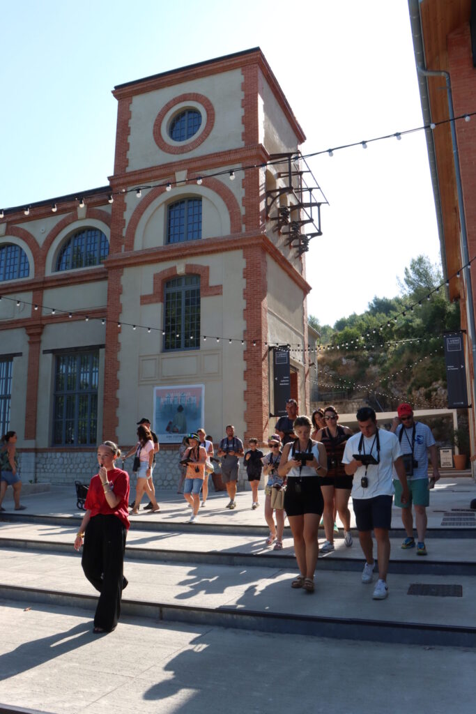 Marchez dans les pas de vos acteurs préférés de la série "Plus Belle La Vie, encore plus belle" et découvrez l'envers du décor grâce au circuit touristique de la Ville d'Allauch.