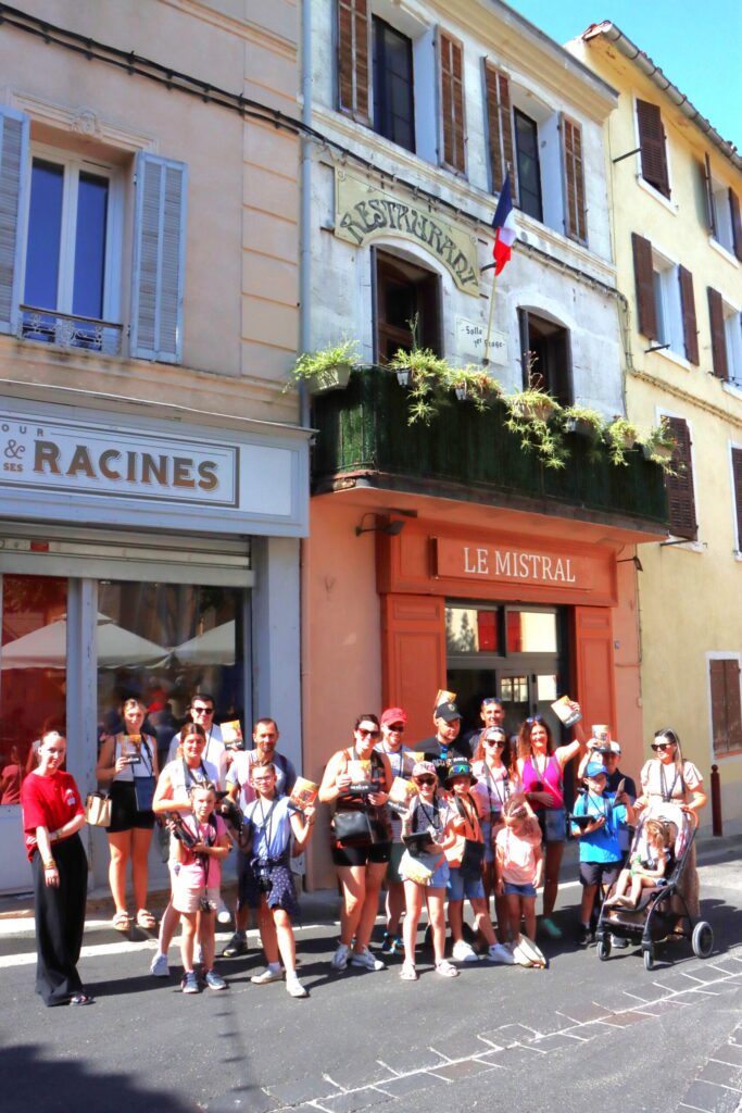 Marchez dans les pas de vos acteurs préférés de la série "Plus Belle La Vie, encore plus belle" et découvrez l'envers du décor grâce au circuit touristique de la Ville d'Allauch.