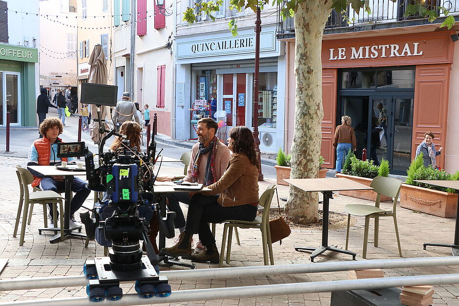 Marchez dans les pas de vos acteurs préférés de la série "Plus Belle La Vie, encore plus belle" et découvrez l'envers du décor grâce au circuit touristique de la Ville d'Allauch.