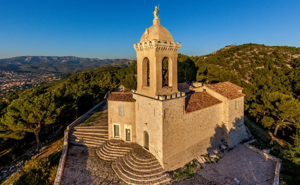 vue aérienne sur la chapelle notre dame du chateau d'allauch