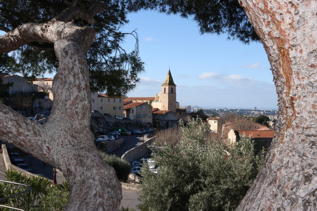 vue aérienne sur la chapelle notre dame du chateau d'allauch