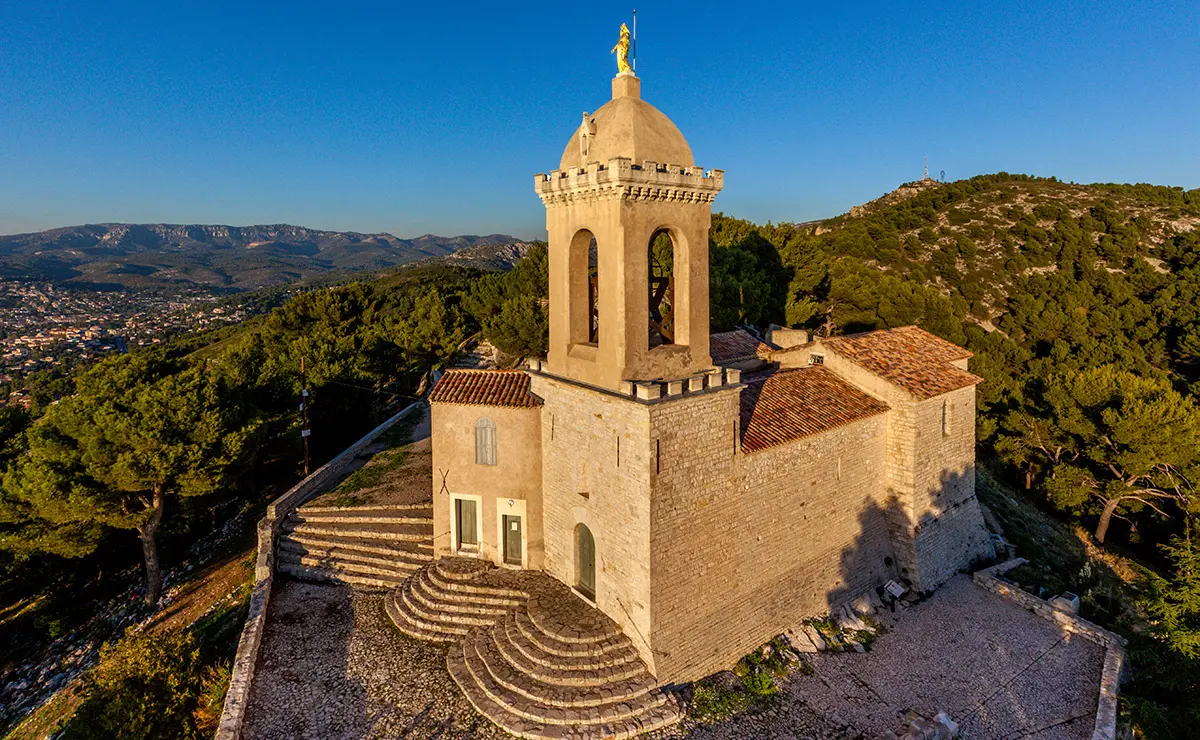 vue aérienne sur la chapelle notre dame du chateau d'allauch