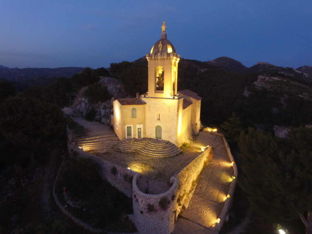 vue aérienne sur la chapelle notre dame du chateau d'allauch